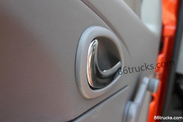 Dongfeng Duolika D6 102hp 4X2(6 wheels) 3.9m Semi-Cab Flatbed Light Truck (3) | 86Trucks