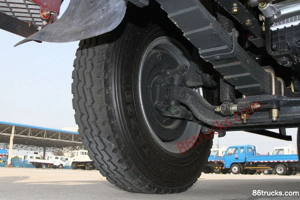 Dongfeng Duolika D6 102hp 4X2(6 wheels) 3.9m Semi-Cab Flatbed Light Truck Chassis (2) | 86Trucks