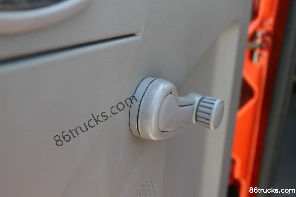 Dongfeng Duolika D6 115 hp 4X2(6 wheels) 4.15m Single Row Flatbed Light Truck Cab (3) | 86Trucks