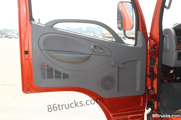 Dongfeng Duolika D6 115 hp 4X2(6 wheels) 4.15m Single Row Flatbed Light Truck Cab (1) | 86Trucks
