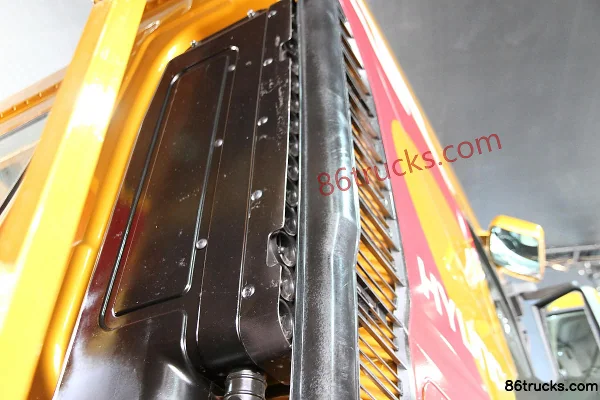 Sichuan Hyundai Chuanghu XCIENT Heavy Truck 300 hp 8X4(12 wheels) 7.6m Dump Truck Chassis (1) | 86Trucks