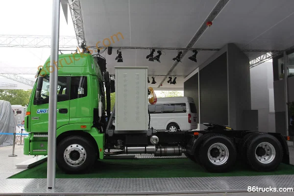 Foton AumanETX 6 Series Heavy Truck 380 hp 6X4(10 wheels) LNG Hazardous Material Tractor Truck Exterior (3) | 86Trucks