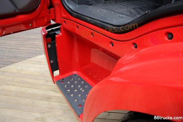 FAW Jiefang J6L 180 hp 4X2(6 wheels) Compressed Garbage Truck (Chassis) Cab (1) | 86Trucks