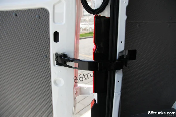 Huanghai Auto Ruitu 150 hp Enclosed Van Truck Cargo Box (3) | 86Trucks