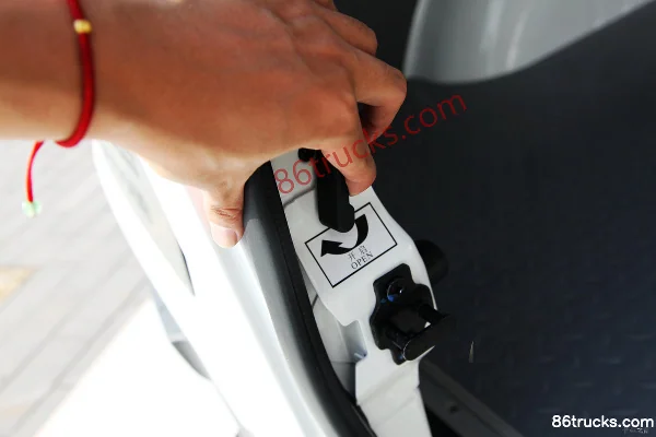 Huanghai Auto Ruitu 150 hp Enclosed Van Truck Cargo Box (2) | 86Trucks
