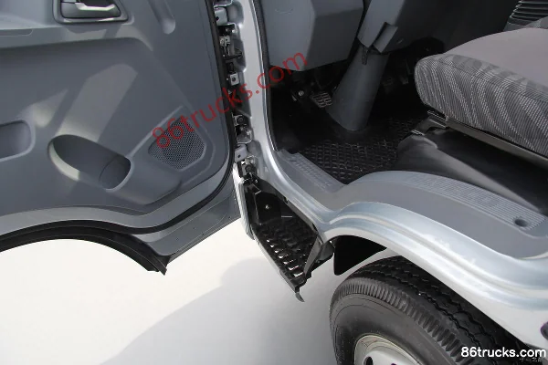 Yuejin Chaoyue C500-33 version confort 140 ch 4X2(6 roues) camion léger fourgon cabine simple 4 m (2) | 86Trucks