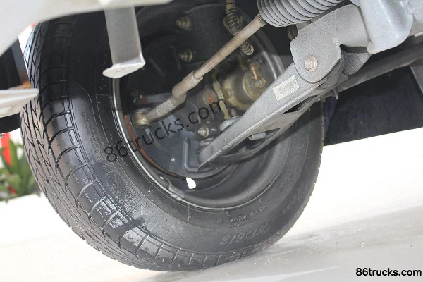 Dongfeng Série C 1.0L 69 ch 4X2(6 roues) essence 2 m cabine double, plateau à ridelles Châssis (1) | 86Trucks