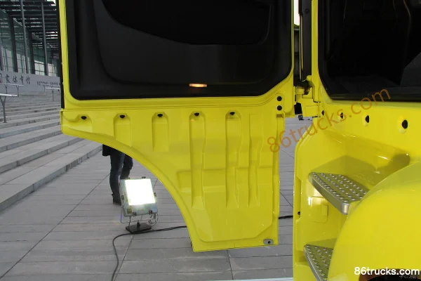 MAN TGX Series Heavy Truck 480 hp 6X2R Tractor Truck (Model: 28.480) Cab (1) | 86Trucks