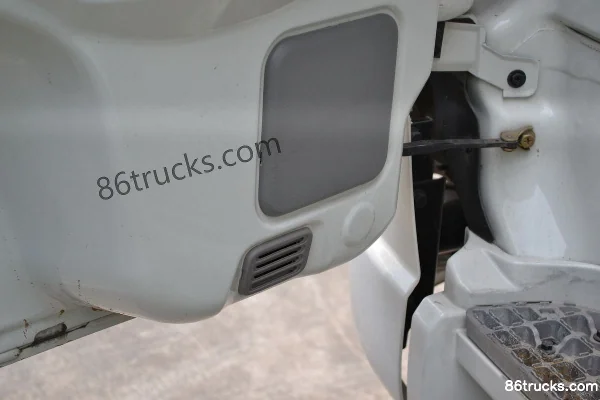 Dongfeng Commercial Vehicle Tianjin Medium Truck 180 hp 4X2(6 wheels) 7.7m Van Cargo Truck Cab (2) | 86Trucks