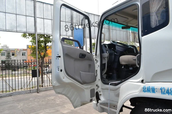 Dongfeng Commercial Vehicle Tianjin Medium Truck 180 hp 4X2(6 wheels) 7.7m Van Cargo Truck Cab (1) | 86Trucks
