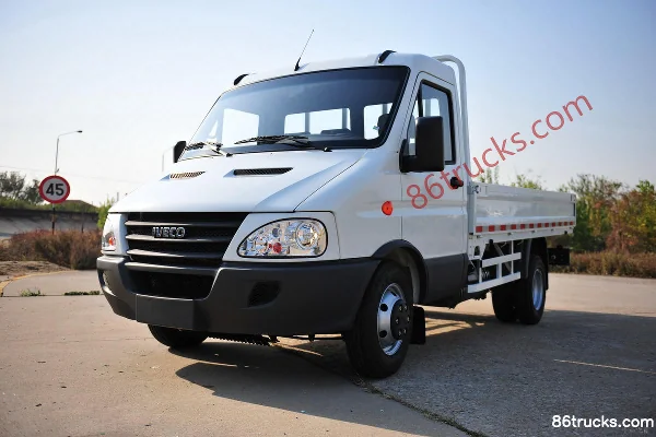 IVECO Ouba K42 2.8L 140 hp 4X2(6 wheels) Diesel 4.1m Single Row Stake Mini Truck Exterior (3) | 86Trucks