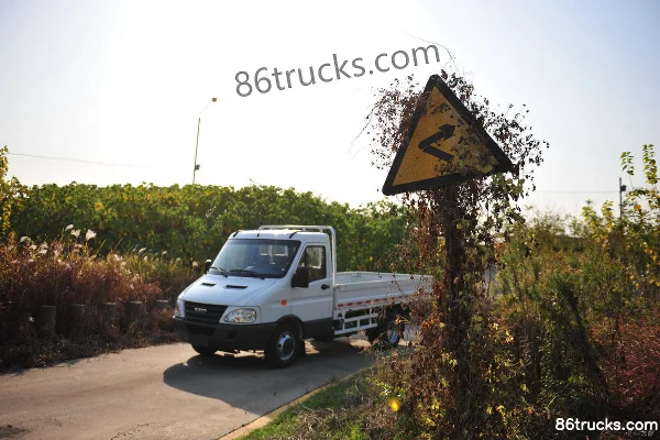 IVECO Ouba K42 2.8L 140 hp 4X2(6 wheels) Diesel 4.1m Single Row Stake Mini Truck Exterior