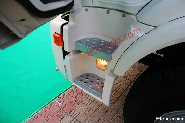 Foton AumanETX Série 3 210 ch 4X2(6 roues) camion citerne d'arrosage Cabine (3) | 86Trucks