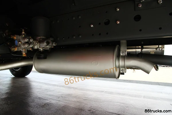 FAW Jiefang J6L Édition Elite 7.4L LNG 290 ch 4X2(6 roues) FAW Jiefang 8 vitesses toit surélevé 6,75 m camion porteur à plateau Châssis (3)