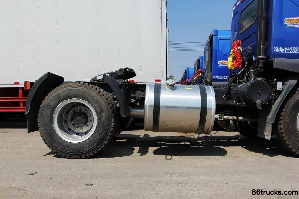Dongfeng Liuqi Chenglong 220hp 4x2(6 wheels) Tractor Truck Chassis (3) | 86Trucks