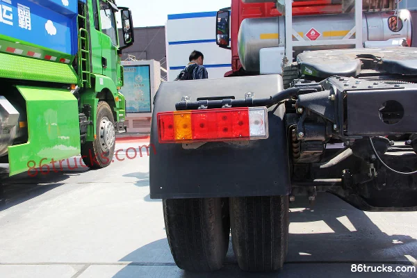 SHACMAN New Delong M3000 Lightweight Edition 336 hp 6X2(8 wheels) LNG Tractor Truck Chassis (2) | 86Trucks