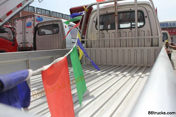 Tangjun Ouling Sailing F3-1 1,6 L 105 ch 4X2(6 roues) CNG 2,56 m camion micro plateau à ridelles (cabine double) (China VI) Carrosserie (2)