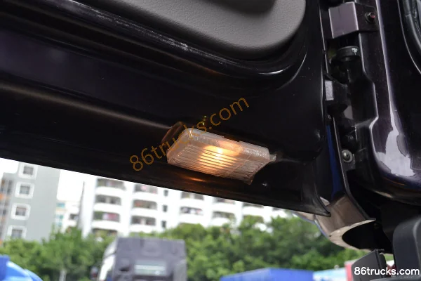 Dongfeng Liuqi Chenglong M3 Medium Truck 160hp 4X2(6 wheels) 6.75m Cab-forward Van Cargo Truck (3) | 86Trucks