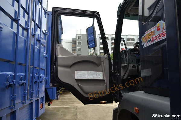 Dongfeng Liuqi Chenglong M3 Medium Truck 160hp 4X2(6 wheels) 6.75m Cab-forward Van Cargo Truck (1) | 86Trucks
