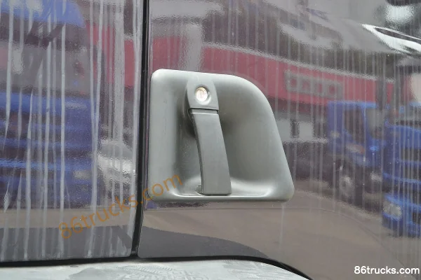 Dongfeng Liuqi Chenglong M3 Medium Truck 160hp 4X2(6 wheels) 6.75m Cab-forward Van Cargo Truck Chassis (1) | 86Trucks