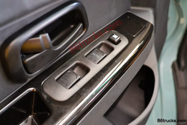 Jinbei Xiaohai Lion 82 hp 1.3L Van (High Spec) Cab (3) | 86Trucks