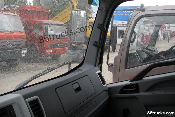 Sinotruk HOWO Tongshuai 141hp 4X2(6 wheels) 4.2m Single Row Flatbed Light Truck Cab (3) | 86Trucks