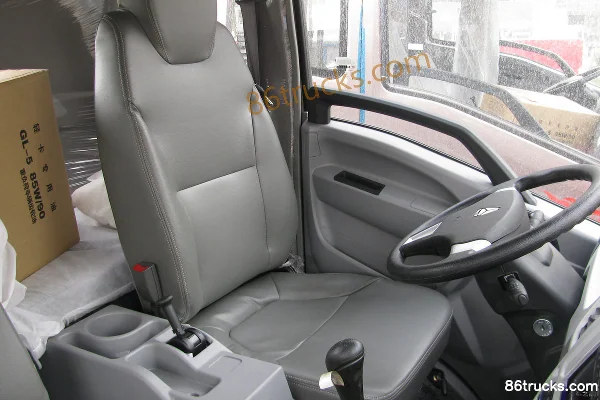 Sinotruk HOWO Tongshuai 141hp 4X2(6 wheels) 4.2m Single Row Flatbed Light Truck Cab (2) | 86Trucks