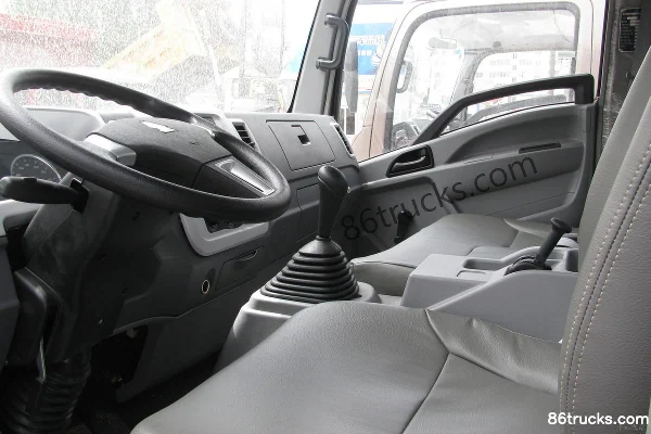 Sinotruk HOWO Tongshuai 141hp 4X2(6 wheels) 4.2m Single Row Flatbed Light Truck Cab (1) | 86Trucks