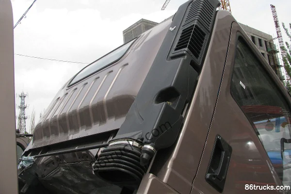 Sinotruk HOWO Tongshuai 141hp 4X2(6 wheels) 4.2m Single Row Flatbed Light Truck Chassis (1) | 86Trucks