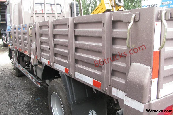 Sinotruk HOWO Tongshuai 141hp 4X2(6 wheels) 4.2m Single Row Flatbed Light Truck Body (2) | 86Trucks