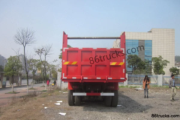 Dongfeng Liuqi Chenglong camion lourd 260 ch 8X4(12 roues) camion benne 6,8 m Extérieur (2) | 86Trucks