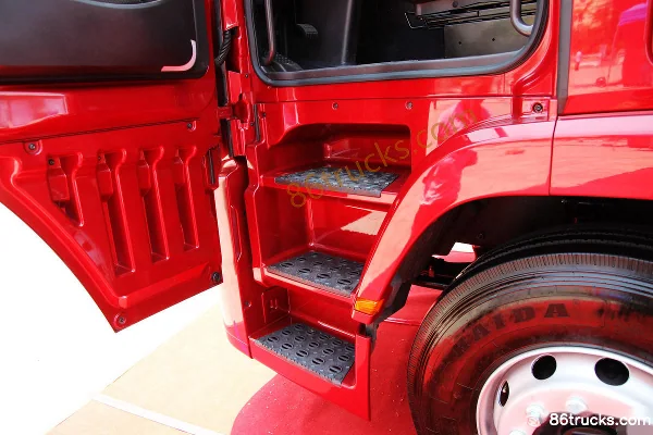 Sichuan Hyundai Chuanghu XCIENT P360 Heavy Truck 360 hp 4X2(6 wheels) tractor truck Cab (1) | 86Trucks