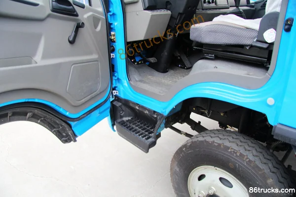 FAW Jiefang HuVH 124 hp 4X2(6 wheels) 3.8m Single Row Guardrail Light Cargo Truck Cab (3) | 86Trucks