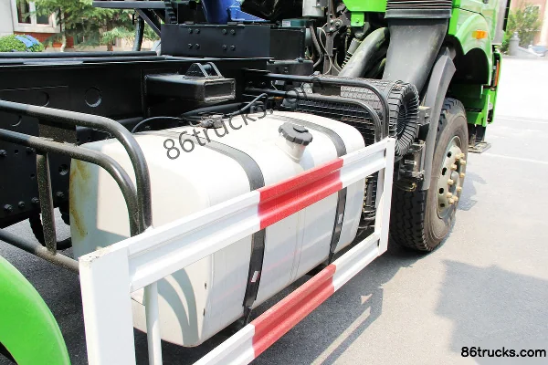 FAW Jiefang J6P camion lourd modèle 2014 350 ch 6X4(10 roues) camion benne 6,2 m Châssis (2) | 86Trucks