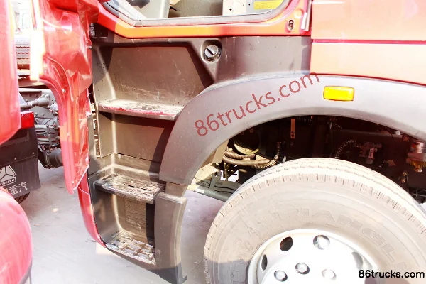 Sinotruk HOWO T7H Heavy Truck 360 hp 6X2(8 wheels) Dangerous Goods Tractor Truck (16-speed) Cab (1) | 86Trucks