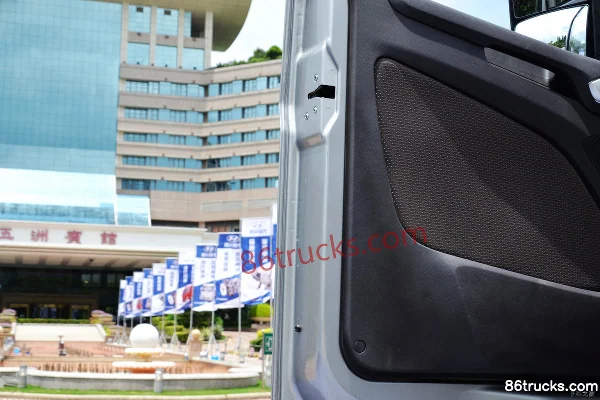 Sichuan Hyundai Chuanghu XCIENT heavy truck 440 hp 6X4(10 wheels) lightweight tractor truck (16-speed) Cab (2) | 86Trucks