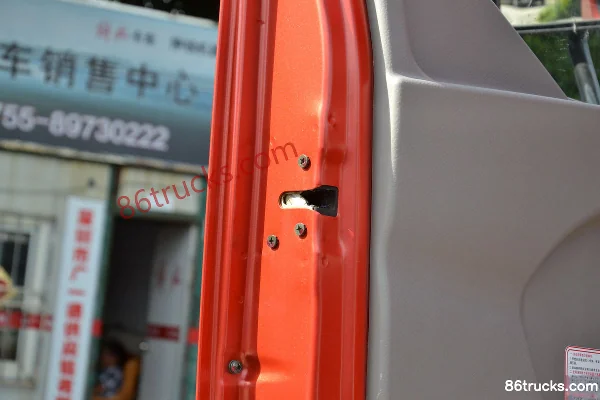 Dongfeng Liuqi Chenglong Medium Truck 220 hp 4X2(6 wheels) Tractor Truck Cab (3) | 86Trucks