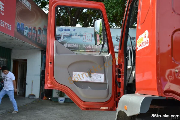 Dongfeng Liuqi Chenglong Medium Truck 220 hp 4X2(6 wheels) Tractor Truck Cab (1) | 86Trucks