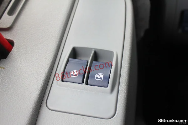 SAIC Hongyan Genlyon C100 Heavy Truck 350 hp 8X4(12 wheels) 9.4m Van Truck Cab (2) | 86Trucks
