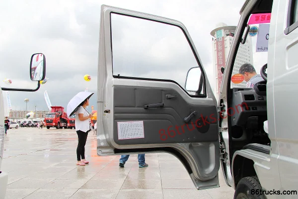 Foton Forland Yuling VQ1 1.1L 60 hp 4X2(6 wheels) gasoline double-row stake micro truck (semi-load bearing) Cab (1) | 86Trucks
