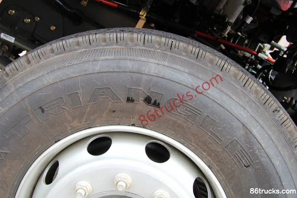 Sinotruk Hohan J5G 340hp 6X2(8 wheels) tractor truck Chassis (3) | 86Trucks