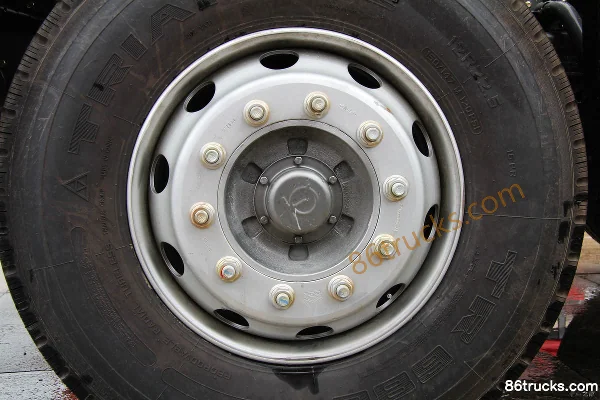 Sinotruk Hohan J5G 340hp 6X2(8 wheels) tractor truck Chassis (2) | 86Trucks