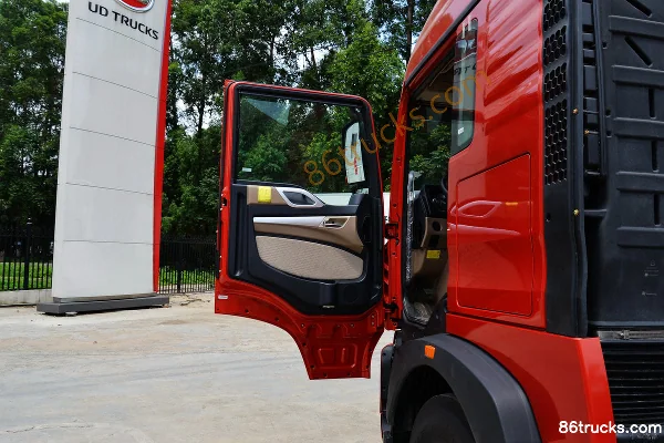 Sinotruk HOWO T5G heavy truck 340 hp 4X2(6 wheels) tractor truck Cab (1) | 86Trucks