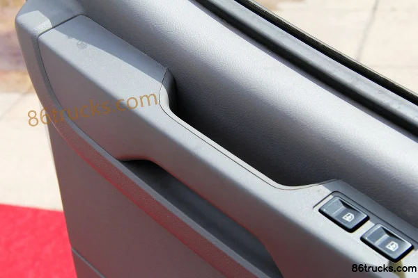 Dongfeng Yufeng 136 ch fourgon fermé Cabine (3) | 86Trucks