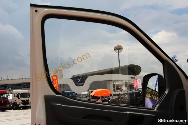 Dongfeng Yufeng 136 ch fourgon fermé Cabine (2) | 86Trucks