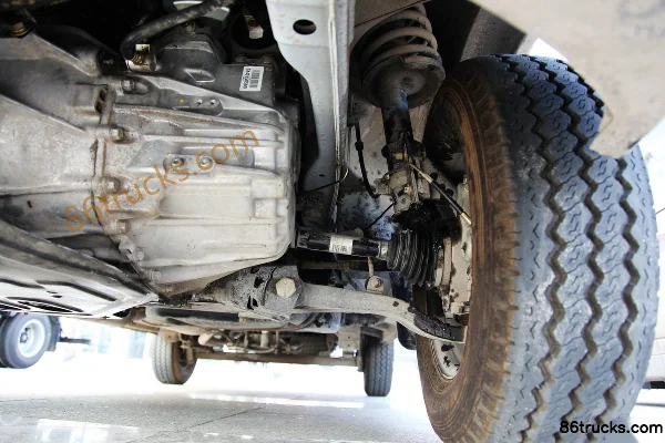 Dongfeng Yufeng 136 ch fourgon fermé Châssis (3) | 86Trucks