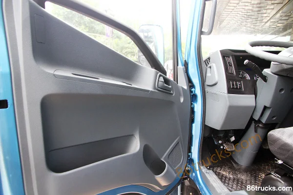 Yuejin Chaoyue C500-33 125 hp 4X2(6 wheels) 4.14m single-row flatbed light truck (Sofim) Cab (3) | 86Trucks