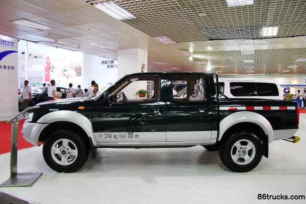 2013 Zhengzhou Nissan D22 Deluxe 2.4L gasoline 4WD double-row pickup Cab (3) | 86Trucks