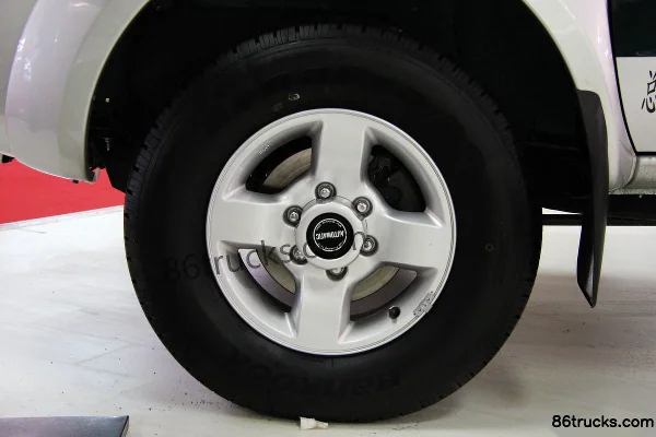 2013 Zhengzhou Nissan D22 Deluxe 2.4L gasoline 4WD double-row pickup Body (1) | 86Trucks