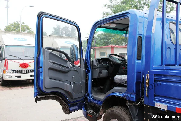 JAC Shuailing H330 120 hp 4X2(6 wheels) 4.18m Single Row Flatbed Light Truck (Wide Body) Cab (1) | 86Trucks